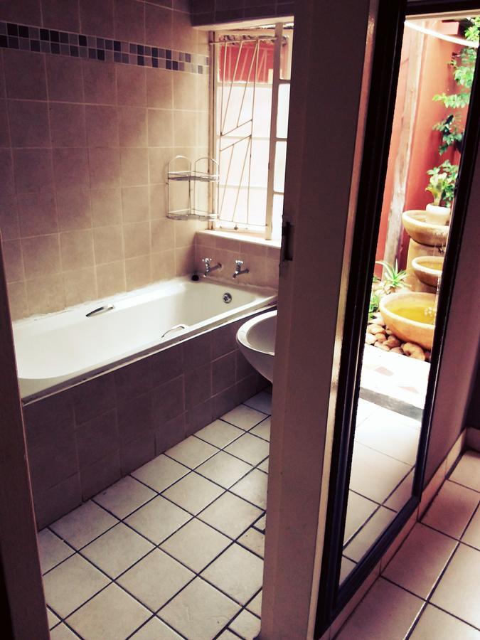 Larona Inn マフィケング エクステリア 写真